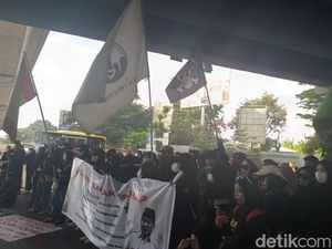Demo Tolak RUU KUHAP di Flyover Makassar, Massa Kibarkan Bendera One Piece