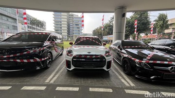 Penampakan Alphard hingga MINI Cooper Riza Chalid yang Disita Kejagung