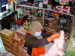 Viral Emak-emak di Bondowoso Terekam CCTV Kuras Isi Toko Seorang Diri Viral Emak-emak di Bondowoso Terekam CCTV Kuras Isi Toko Seorang Diri