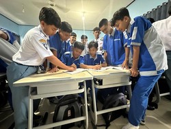 Momen Haru Siswa SMK Kediri Patungan Rp 5.000 Beli Sepatu untuk Temannya
