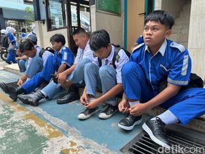 Sosok Enggar, Siswa SMK Kediri Dibelikan Sepatu Hasil Patungan Sekelas Sosok Enggar, Siswa SMK Kediri Dibelikan Sepatu Hasil Patungan Sekelas