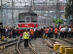 Evakuasi KRL Anjlok di Stasiun Jakarta Kota
