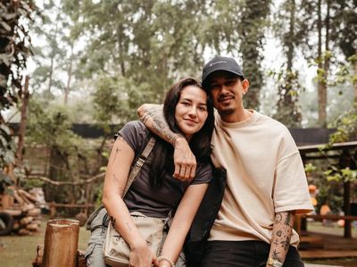 8 Foto Mesra & Kompak Dahlia Poland-Fandy Christian, Kini Gugat Cerai