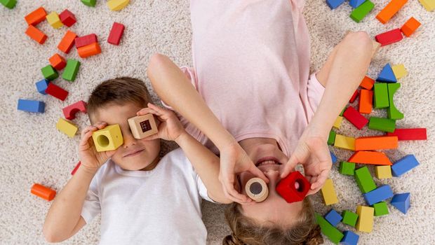Ilustrasi anak-anak yang sedang bermain permainan warna-warni/Foto: Freepik.com/freepik Tanda anak kuat secara mental