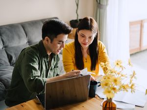 Gaji Suami, Tabungan Rahasia, sampai Rumah Atas Nama Siapa? Gaji Suami, Tabungan Rahasia, sampai Rumah Atas Nama Siapa?