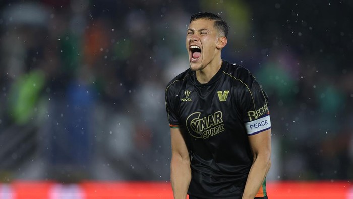 VENICE, ITALY - MAY 12: Jay Idzes of Venezia celebrates at the final whistle of the Serie A match between Venezia and Fiorentina at Stadio Pier Luigi Penzo on May 12, 2025 in Venice, Italy. (Photo by Timothy Rogers/Getty Images)