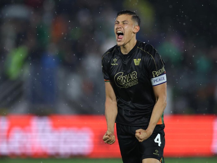 VENICE, ITALY - MAY 12: Jay Idzes of Venezia celebrates at the final whistle of the Serie A match between Venezia and Fiorentina at Stadio Pier Luigi Penzo on May 12, 2025 in Venice, Italy. (Photo by Timothy Rogers/Getty Images)