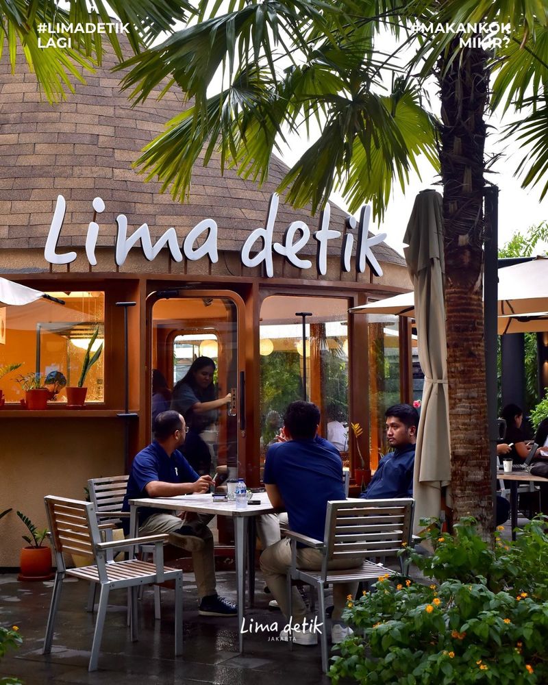 kafe wfc di area gedung perkantoran