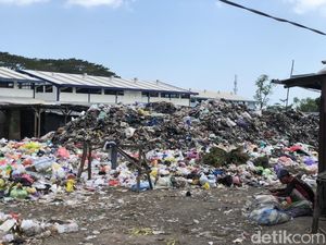 Sampah Menggunung Sebulan di Pasar Gunungsari, Warga Keluhkan Bau Busuk Sampah Menggunung Sebulan di Pasar Gunungsari, Warga Keluhkan Bau Busuk