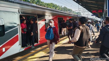 KRL Gangguan, Sejumlah Penumpang Ganti Moda Transportasi di Pasar Minggu