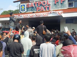 Massa Geruduk Kantor Satpol PP Pati Buntut Penyitaan Donasi