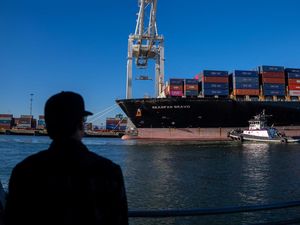 Melihat Kesibukan Pelabuhan Oakland di California Melihat Kesibukan Pelabuhan Oakland di California
