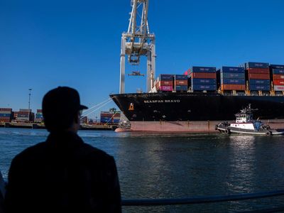 Melihat Kesibukan Pelabuhan Oakland di California