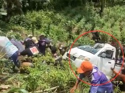 Pikap Gagal Nanjak Jatuh ke Jurang 20 Meter di Enrekang, Warga Evakuasi