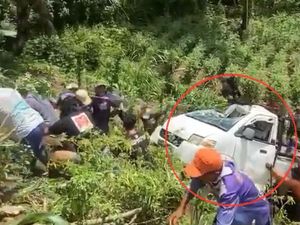 Pikap Gagal Nanjak Jatuh ke Jurang 20 Meter di Enrekang, Warga Evakuasi Pikap Gagal Nanjak Jatuh ke Jurang 20 Meter di Enrekang, Warga Evakuasi