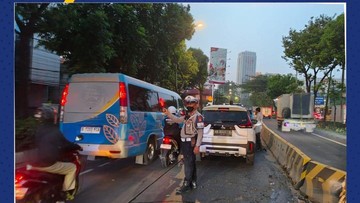 Mobil Tabrak Separator Jalan di Letjend S Parman Jakbar, Petugas Evakuasi