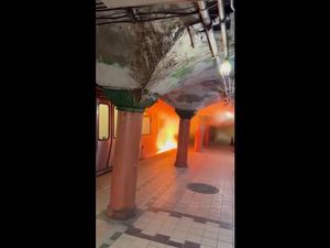 Video: Momen Penumpang Berlarian Keluar Kereta yang Terbakar di AS