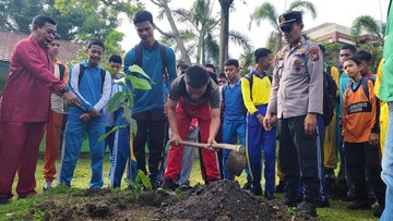 Semangat Ratusan Siswa SMK di Riau Tanam Pohon demi Masa Depan