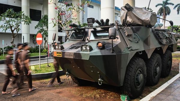 Penampakan Dua Panser Anoa TNI Siaga di Kejagung