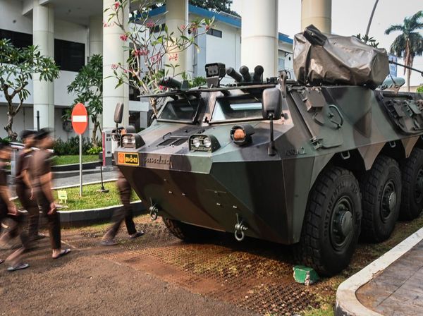 Penampakan Dua Panser Anoa TNI Siaga di Kejagung