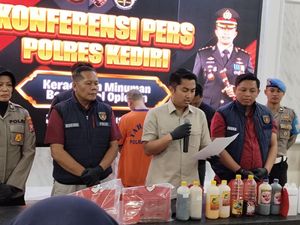 Penjual Miras yang Sebabkan 3 Orang Tewas di Kediri Ditangkap Penjual Miras yang Sebabkan 3 Orang Tewas di Kediri Ditangkap