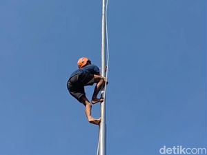Aksi Heroik Petugas BPBD Lumajang Panjat Tiang Bendera Saat Tali Nyangkut