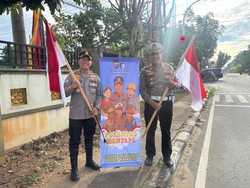 Polres Kuansing Turun ke Jalan Ajak Warga Kibarkan Merah Putih Jelang HUT RI