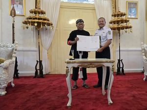 PT KAI dan Pemkab Ponorogo Teken MoU Pemanfaatan Aset PT KAI dan Pemkab Ponorogo Teken MoU Pemanfaatan Aset