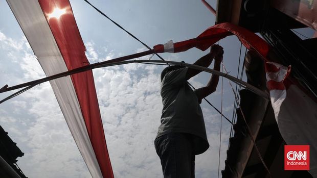 Semarak Merah Putih di Pemukiman Warga Jelang HUT ke-80 RI Bentangan bendera merah putih menghiasi pemukiman warga RT 02 RW 02 Rawa Mulya, Kecamatan Mustikajaya, Bekasi, Selasa 5 Agustus 2025. Mendekati HUT RI 80 pada 17 Agustus ini, warga berinisiatif mengumpulkan dana untuk menghiasi pemukiman dengan atribut bendera, lampu hias. (CNN Indonesia/Safir Makki)