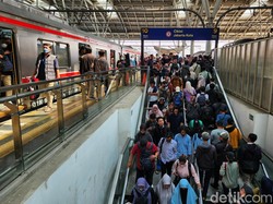 6 Penumpang KRL Terjebak dalam Lift Stasiun Manggarai, Petugas Evakuasi