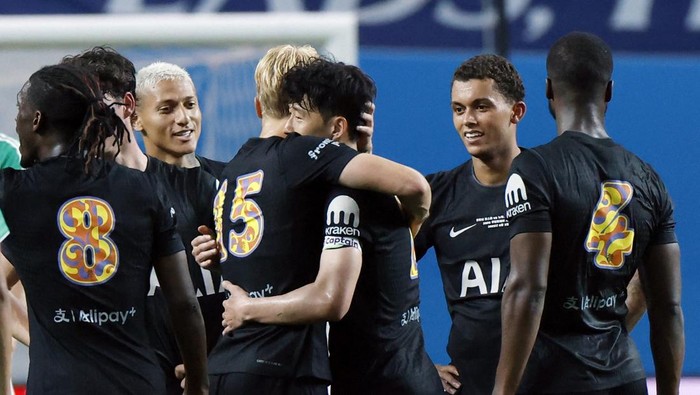 Soccer Football - Pre-Season Friendly - Newcastle United v Tottenham Hotspur - Seoul World Cup Stadium, Seoul, South Korea - August 3, 2025 Son Heung-Min embraces Lucas Bergvall after playing his last game for Tottenham Hotspur REUTERS/Kim Soo-Hyeon