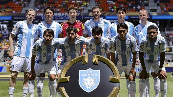 CINCINNATI, OHIO - JUNE 25: (L-R) Gustav Ludwigson, Kim Young-Gwon, Jo Hyeon-Woo, Milosz Trojak, Lee Jae-Ik, Darijan Bojanic, Kang Sang-Woo, Matías Lacava, Kim Min-Hyeok, Lee Jin-Hyun and Erick Farias of Ulsan HD pose for a team photo prior to the FIFA Club World Cup 2025 group F match between Borussia Dortmund and Ulsan HD FC at TQL Stadium on June 25, 2025 in Cincinnati, Ohio. (Photo by Heuler Andrey/Eurasia Sport Images/Getty Images)