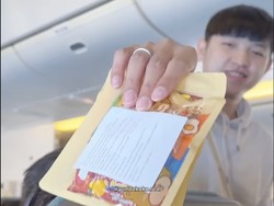 Video: Bawa Bayi ke Pesawat, Ustaz Dennis Bagi Cokelat ke Penumpang Lain