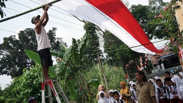 Warga Pekalongan Bentangkan Merah Putih Sepanjang 300 Meter Sambut Kemerdekaan
