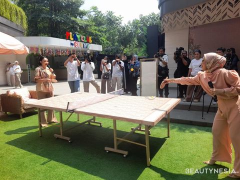 Aktivitas seru di Tropical Paradise Takeover dari Buttonscarves di Urban Forest Cipete