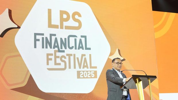 Anggota Dewan Komisioner Bidang Program Penjamin Simpanan dan Resolusi Bank, Didik Madiyono, membuka LPS Financial Festival Surabaya 2025
