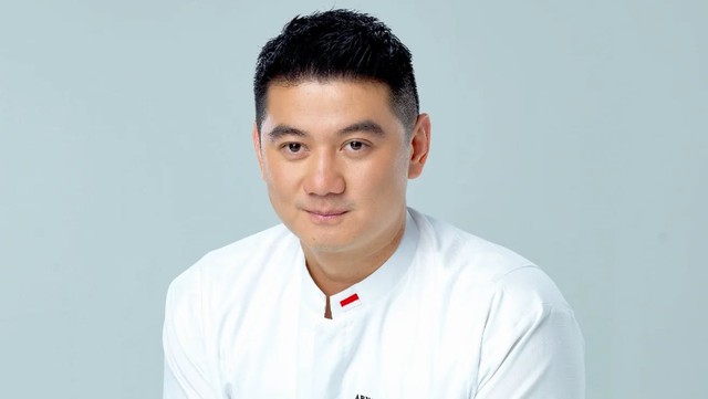 Berita Seputar Selebriti Insertlive Terkini : Ini Unit Bisnis Chef Arnold di Surabaya yang Buka Loker usai Isu Bangkrut