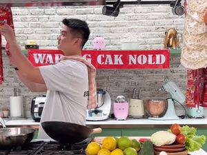 Chef Arnold Buka Warung di Rumah hingga Blusukan ke Pasar Chef Arnold Buka Warung di Rumah hingga Blusukan ke Pasar