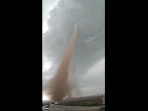 Video: Besarnya Tornado yang Menerjang Mongolia Dalam di Tiongkok Video: Besarnya Tornado yang Menerjang Mongolia Dalam di Tiongkok