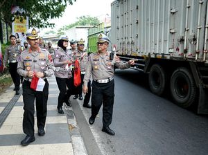 Sambut HUT ke-80 RI, Ditlantas Polda Jateng Bagikan 200 Bendera Merah Putih