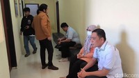 Polisi Tangguhkan Penahanan 6 Tersangka Korupsi Masker COVID-19 karena Sakit