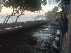 Gelombang Tinggi Terjang Pesisir Jembrana, 17 Perahu Nelayan Rusak dan Hilang