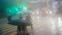 Hujan Deras dan Petir Lumpuhkan Hong Kong dalam Sekejap