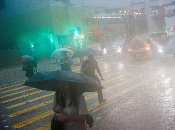 Hujan Deras dan Petir Lumpuhkan Hong Kong dalam Sekejap