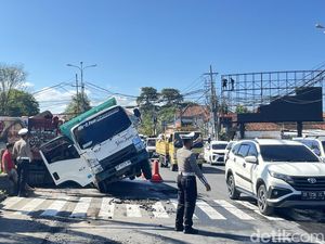 Saluran Pipa Air Jebol di Bypass Simpang McD Sanur, Truk Terperosok Saluran Pipa Air Jebol di Bypass Simpang McD Sanur, Truk Terperosok