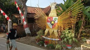 Warna-warni di Jalanan Desa Krasak Indramayu Jelang HUT ke-80 RI