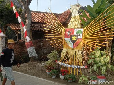 Warna-warni di Jalanan Desa Krasak Indramayu Jelang HUT ke-80 RI