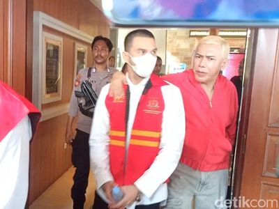 Jonathan Frizzy Berompi Tahanan dan Tangan Diborgol Usai Sidang Kasus Obat Keras