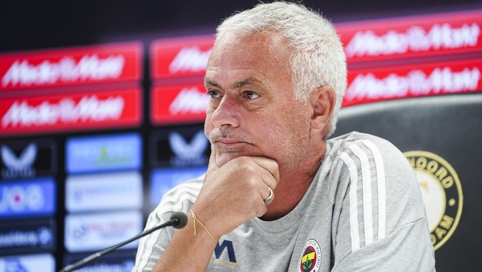 ROTTERDAM, NETHERLANDS - AUGUST 05: Head coach Jose Mourinho of Fenerbahce speaks during a press conference at De Kuip Stadium ahead of the UEFA Champions League third qualifying round first leg between Fenerbahce and Feyenoord, in Rotterdam, Netherlands on August 05, 2025. (Photo by Agit Erdi Ulukaya/Anadolu via Getty Images)