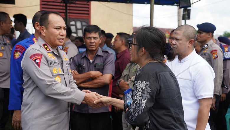 Kapolda Riau Melayat ke Rumah Duka Ipda Donald yang Gugur Lawan Karhutla
